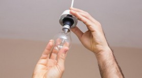 Un bărbat şi-a ucis soţia şi fiul vitreg, pentru că lăsau luminile aprinse în casă